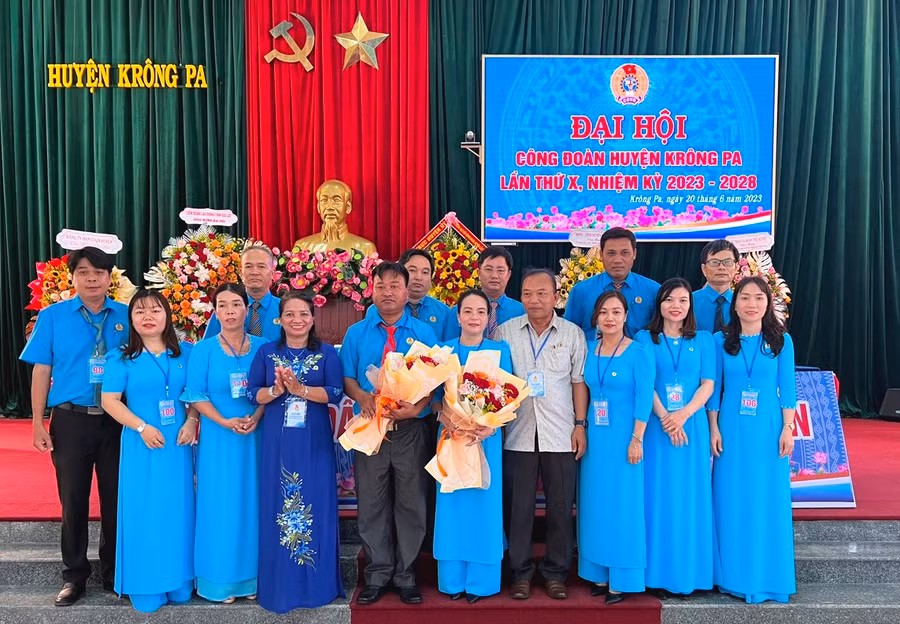 Lãnh đạo LĐLĐ tỉnh Gia Lai và lãnh đạo Huyện ủy chúc mừng Ban chấp hành Công đoàn huyện Krông Pa, nhiệm kỳ 2023-2028. Ảnh: Đinh Yến