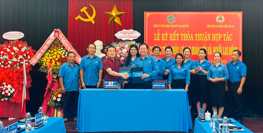 LĐLĐ tỉnh Gia Lai ký kết thỏa thuận hợp tác với Công ty TNHH Bệnh viện Mắt Cao Nguyên về Chương trình phúc lợi cho đoàn viên Công đoàn và người lao động. Ảnh: Đinh Yến