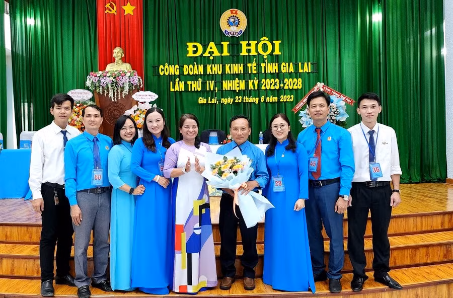 Đại diện lãnh đạo LĐLĐ tỉnh chúc mừng Ban chấp hành Công đoàn Khu Kinh tế tỉnh khóa IV, nhiệm kỳ 2023-2028. Ảnh: Đinh Yến