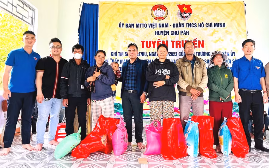 Đại diện lãnh đạo các ban, ngành tham dự buổi tuyên truyền tặng quà cho hộ nghèo. Ảnh: Rơ Lan Ven