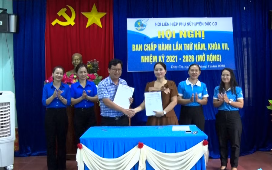 Hội LHPN ký kết Chương trình phối hợp với Huyện đoàn về tổ chức các hoạt động trong nữ thanh niên, giai đoạn 2022-2027. Ảnh: Thanh Tịnh