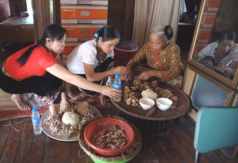 Người dân thôn 6 chuẩn bị mâm cỗ cúng ngày Tết Độc lập. Ảnh: Hà Thắm
