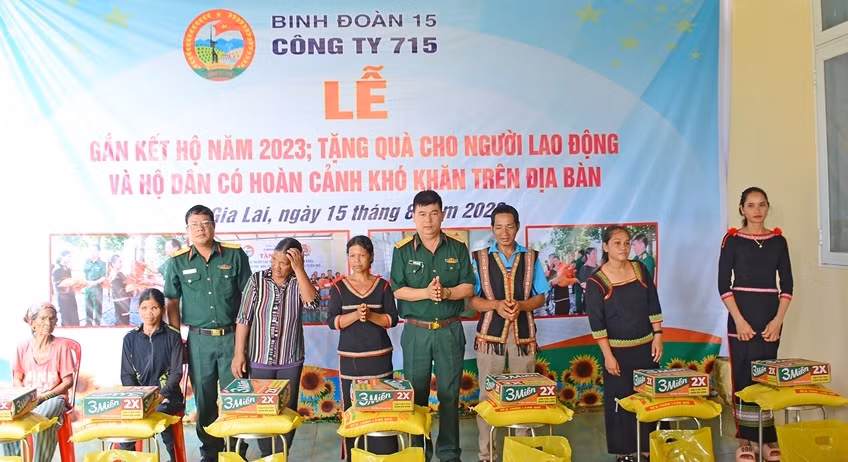 Lãnh đạo Công ty 715 tặng quà cho lao động, hộ dân có hoàn cảnh khó khăn trên địa bàn. Ảnh: Đinh Yến Lãnh đạo Công ty 715 tặng quà cho lao động, hộ dân có hoàn cảnh khó khăn trên địa bàn. Ảnh: Đinh Yến