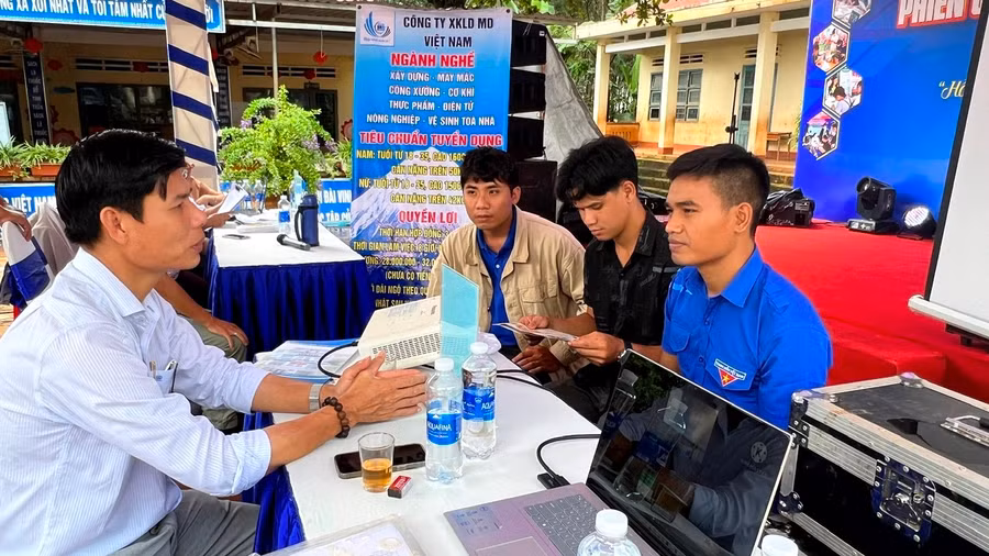 Giám đốc Công ty Xuất khẩu Lao động MD Việt Nam Nguyễn Văn Đức giới thiệu thị trường xuất khẩu lao động cho thanh niên tại Phiên giao dịch việc làm xã Ia Dơk. Ảnh: Đinh Yến