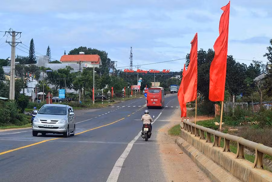 Tuyến quốc lộ 14 qua địa bàn huyện Chư Păh tạo động lực phát triển kinh tế-xã hội và thu hút đầu tư vào huyện. Ảnh: Đinh Yến