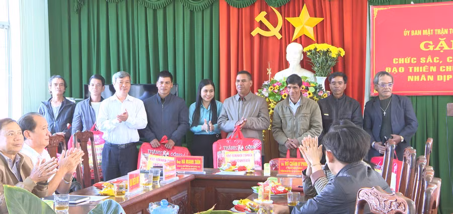Thay mặt Huyện ủy, HĐND, UBND, Ủy ban MTTQ Việt Nam huyện, Phó Chủ tịch UBND huyện Chư Păh Nguyễn Ngọc Thanh (đứng thứ 3 từ trái qua) tặng quà cho các vị chức sắc, chức việc, chấp sự các tôn giáo nhân buổi gặp mặt. Ảnh: Đinh Yến