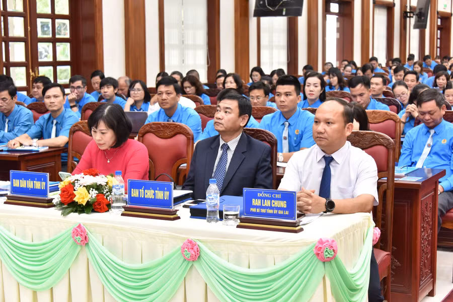 Phó Bí thư Tỉnh ủy Rah Lan Chung (hàng đầu, bìa phải) tham dự phiên thứ nhất Đại hội Công đoàn tỉnh Gia Lai lần thứ XI, nhiệm kỳ 2023-2028. Ảnh: Đức Thụy