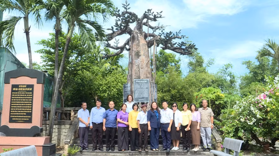 pho-chu-tich-ubnd-tinh-nguyen-thi-thanh-lich-hang-duoi-thu-5-tu-trai-sang-chup-anh-luu-niem-tai-di-tich-lich-su-nuoc-man-noi-phoi-thai-chu-quoc-ngu-anh-phi-long.jpg