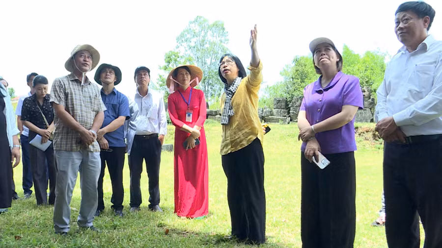 pho-chu-tich-ubnd-tinh-nguyen-thi-thanh-lich-thu-3-tu-phai-sang-khao-sat-diem-du-lich-thap-duong-long-anh-phi-long.jpg