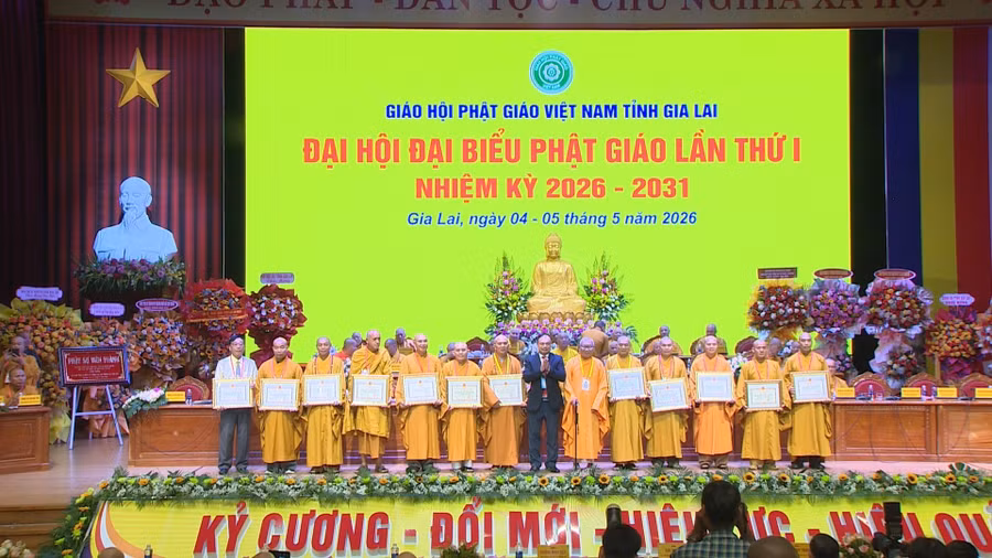 Phó Chủ tịch UBND tỉnh Dương Mah Tiệp (thứ 8 từ trái sang) trao bằng khen của Chủ tịch UBND tỉnh cho các tập thể, cá nhân có thành tích xuất sắc trong hoạt động phật sự, góp phần phát triển kinh tế - xã hội của tỉnh. Ảnh: Trung Nghĩa
