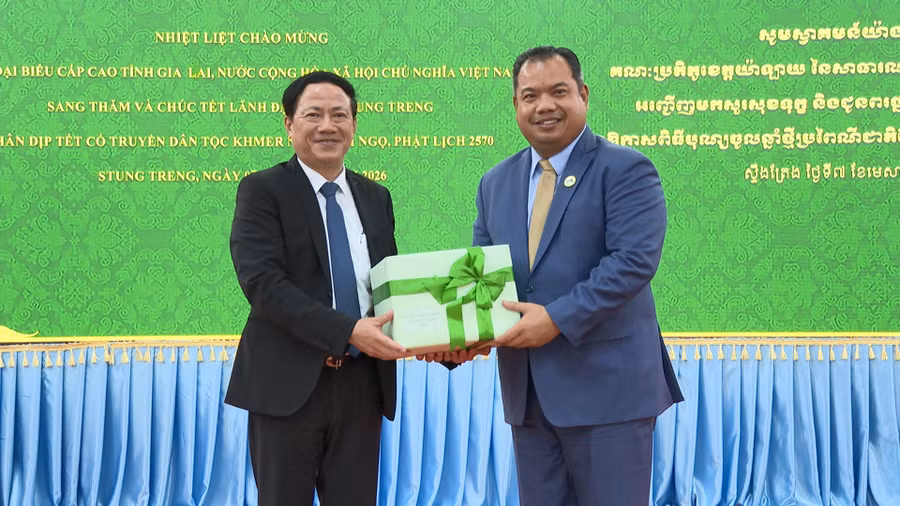 doan-dai-bieu-cap-cao-tinh-gia-lai-tham-chuc-tet-chol-chnam-thmay-tinh-stung-treng-va-bo-tu-lenh-quan-khu-i-quan-doi-hoang-campuchia.jpg