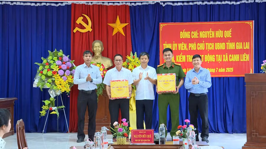 pho-chu-tich-ubnd-tinh-nguyen-huu-que-tang-qua-cua-tinh-uy-hdnd-ubnd-uy-ban-mttq-viet-nam-tinh-cho-lanh-dao-xa-va-cong-an-xa-canh-lien.jpg