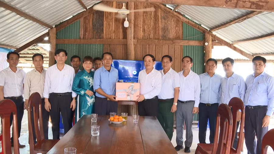 chu-tich-ubnd-tinh-pham-anh-tuan-tham-tang-qua-doi-k52-thuc-hien-nhiem-vu-tai-tinh-stung-treng-va-preah-vihear.jpg