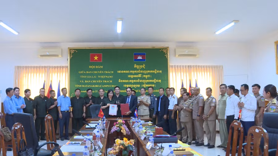 Ban chuyên trách tỉnh Gia Lai và Ban chuyên trách tỉnh Ratanakiri ký kết biên bản thống nhất triển khai kế hoạch phối hợp tổ chức lễ cầu siêu, lễ tiễn và bàn giao hài cốt liệt sĩ. Ảnh: Đoàn Bình