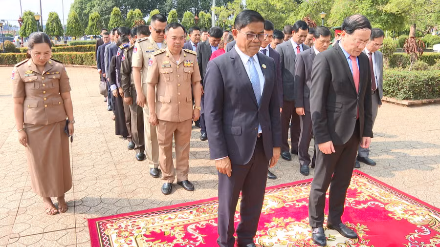 Lãnh đạo tỉnh Gia Lai và tỉnh Ratanakiri dâng hoa tại Đài hữu nghị Việt Nam - Campuchia ở thành phố Ban Lung, tỉnh Ratanakiri. Ảnh: R'Piên