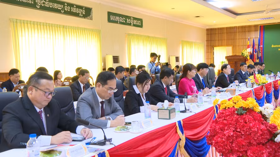 Các đại biểu tỉnh Gia Lai thăm, chúc Tết tại tỉnh Ratanakiri. Ảnh: R'Piên