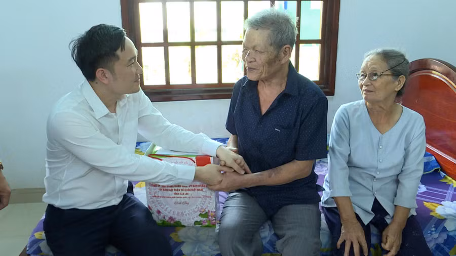 pho-chu-tich-ubnd-tinh-nguyen-tuan-anh-ben-trai-an-can-tham-hoi-suc-khoe-thuong-binh-truong-cao-cong-tru-tai-khu-pho-gia-an-dong-phuong-hoai-nhon-bac-anh-phi-long.jpg