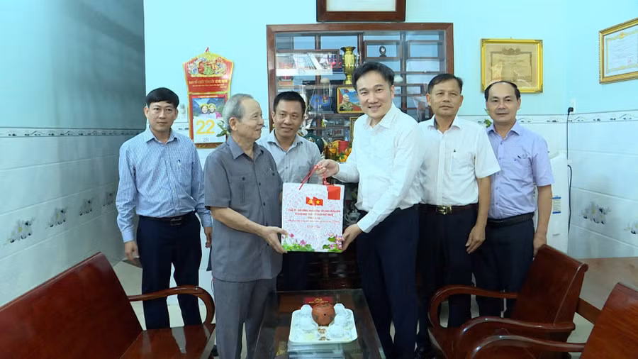 pho-chu-tich-ubnd-tinh-nguyen-tuan-anh-thu-3-tu-phai-sang-tang-qua-cho-thuong-binh-bui-dieu-tru-tai-khu-pho-6-phuong-bong-son-anh-phi-long.jpg