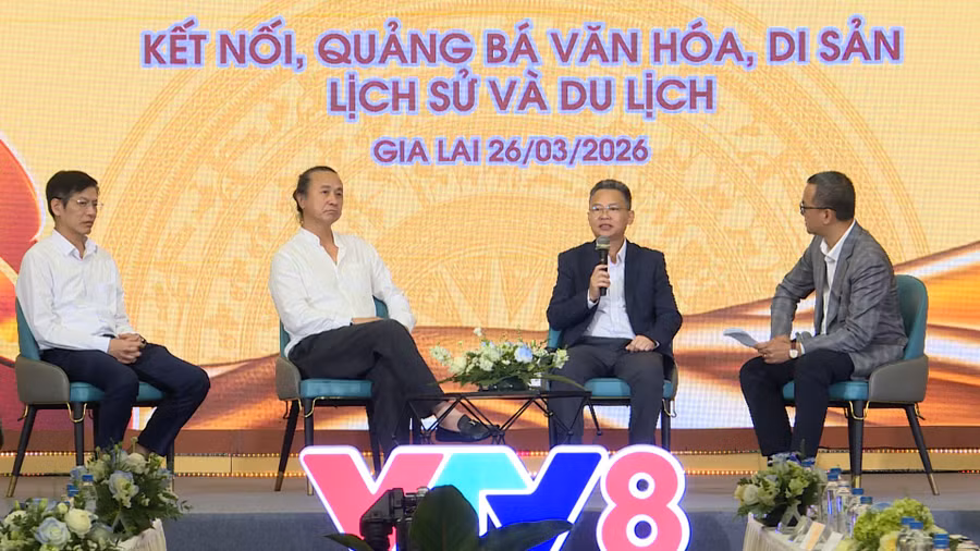 giam-doc-trung-tam-truyen-hinh-viet-nam-khu-vuc-mien-trung-tay-nguyen-vtv8-nguyen-lam-thanh-thu-2-tu-phai-sang-trao-doi-tai-hoi-thao.jpg