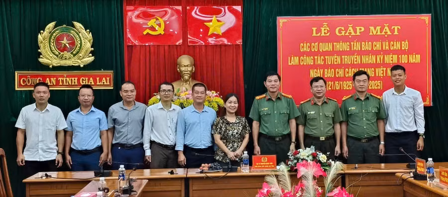 lanh-dao-cong-an-tinh-gia-lai-chup-anh-voi-cac-nha-bao-phong-vien-tai-buoi-gap-mat-anh-thanh-sang-9672.jpg