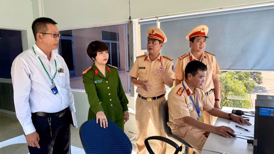 lanh-dao-cong-an-tinh-gia-lai-lam-viec-voi-2-trung-tam-dao-tao-sat-hach-lai-xe-tai-xa-phu-my-va-hoa-hoi.jpg