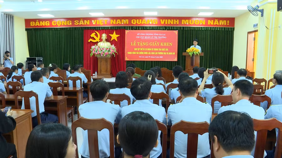 quang-canh-le-khen-thuong-anh-phi-long.jpg