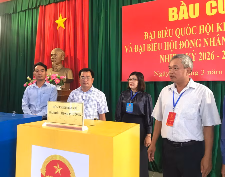 truong-ban-noi-chinh-tinh-uy-dang-vinh-son-bia-phai-kiem-tra-cong-tac-bau-cu-tai-khu-vuc-bo-phieu-so-17-khu-pho-hai-nam-phuong-quy-nhon-dong.jpg