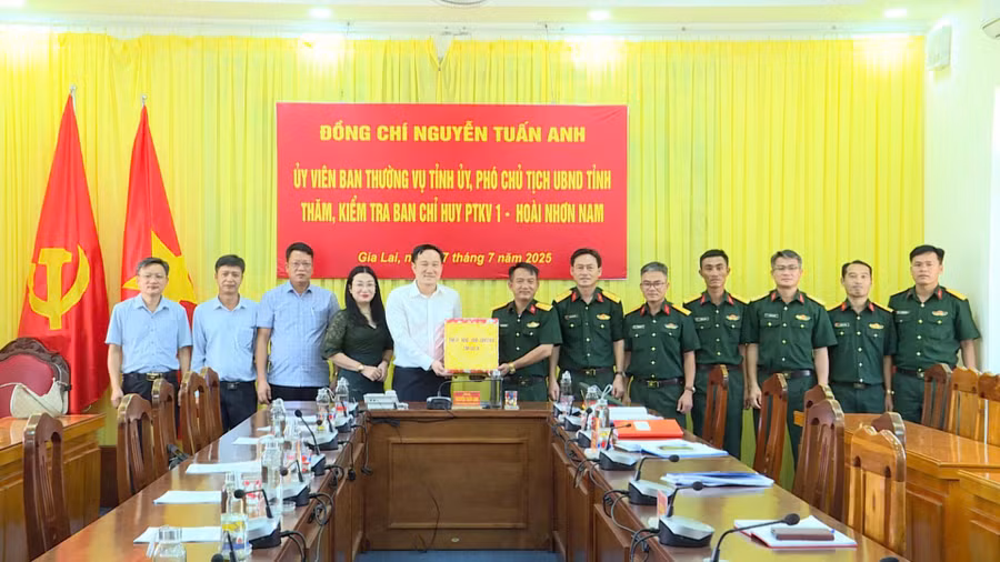 pho-chu-tich-ubnd-tinh-nguyen-tuan-anh-dung-thu-5-tu-trai-sang-phai-tang-qua-cho-tap-the-lanh-dao-ban-chi-huy-phong-thu-khu-vuc-i-hoai-nhon-nam-anh-phi-long.jpg