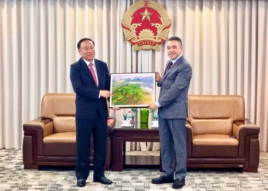 bi-thu-tinh-uy-thai-dai-ngoc-tham-chao-xa-giao-tong-lanh-su-quan-viet-nam-tai-tp-thuong-hai.jpg