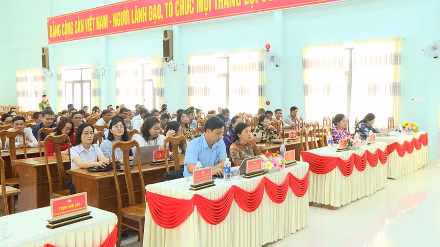 cac-cu-tri-xa-dak-po-tham-du-hoi-nghi.jpg