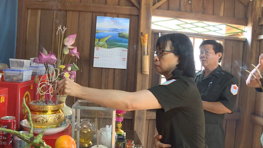 Phó Chủ tịch UBND tỉnh Nguyễn Thị Thanh Lịch dâng hương tri ân các liệt sĩ được Đội K52 quy tập trong mùa khô 2025-2026 tại Campuchia. Ảnh: Đoàn Bình