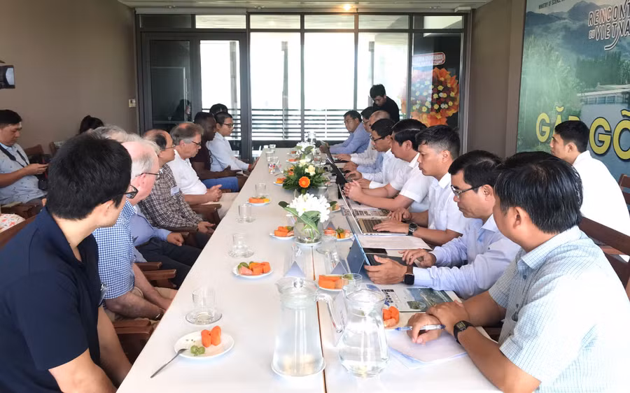 thu-truong-bo-khcn-le-xuan-dinh-gap-mat-cac-nha-khoa-hoc-quoc-te-trong-linh-vuc-vat-ly-luong-tu-7548.jpg