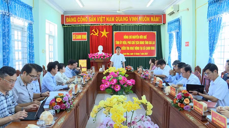 quang-canh-buoi-lam-viec-cua-pho-chu-tich-ubnd-tinh-nguyen-huu-que-voi-lanh-dao-xa-canh-vinh.jpg