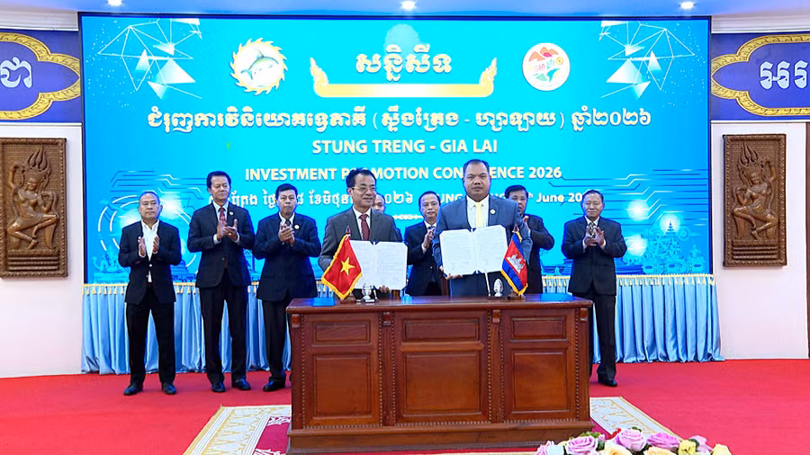 Lãnh đạo chính quyền tỉnh Stung Treng và Công ty cổ phần Phú Tài ký kết Bản ghi nhớ nghiên cứu đầu tư trồng 10.000 ha rừng gỗ lớn với tổng vốn đầu tư dự kiến 1 nghìn tỷ đồng. Ảnh: R'Piên