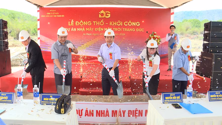 khoi-cong-du-an-nha-may-dien-mat-troi-trang-duc.jpg