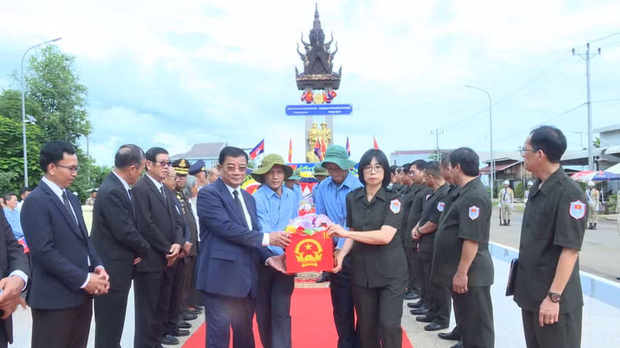 trang-trong-to-chuc-le-tien-va-ban-giao-hai-cot-liet-si-hy-sinh-tai-campuchia.jpg