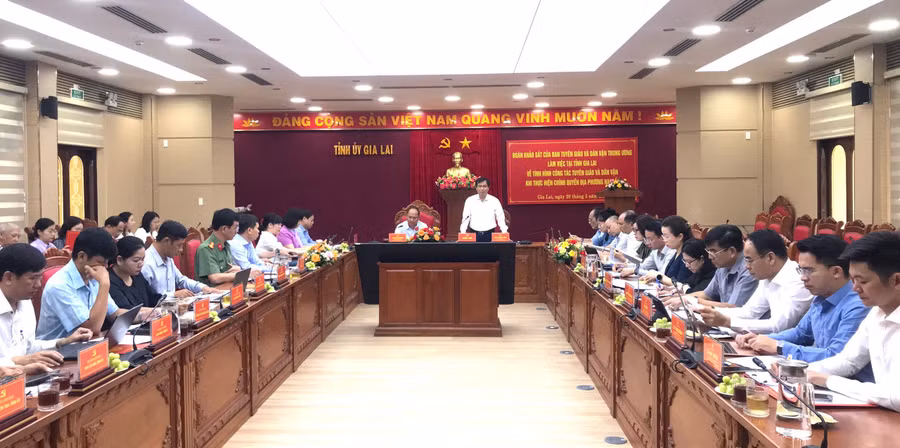doan-khao-sat-cua-ban-tuyen-giao-va-dan-van-trung-uong-lam-viec-voi-tinh-gia-lai.jpg