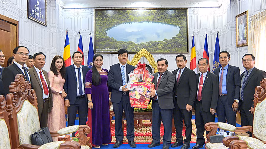 doan-cong-tac-co-quan-uy-ban-mttq-viet-nam-tinh-gia-lai-tham-chuc-tet-mat-tran-doan-ket-phat-trien-to-quoc-campuchia-tinh-ratanakiri-8299.jpg