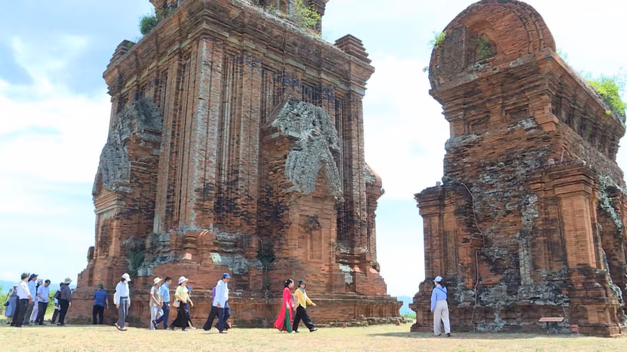 quang-canh-thap-but-it-anh-phi-long.jpg