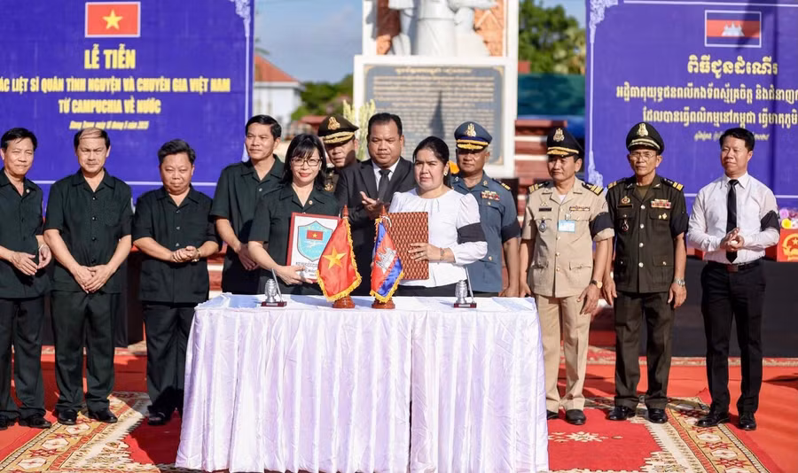 ban-chuyen-trach-2-tinh-gia-lai-va-stung-treng-ky-ket-bien-ban-ban-giao-tiep-nhan-9-hai-cot-liet-si-duoc-doi-k52-quy-tap-trong-mua-kho-2024-2025-tai-tinh-stung-treng-anh-doan-binh.jpg