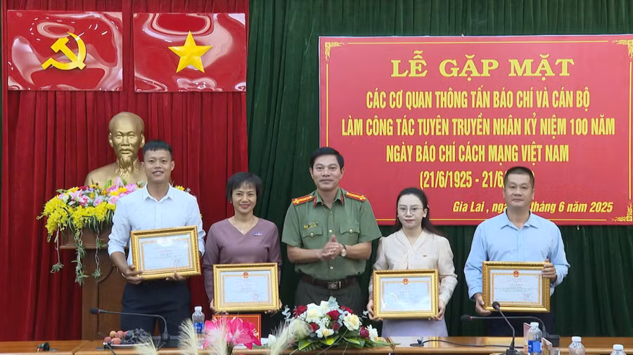 dai-ta-nguyen-ngoc-sonpho-giam-doc-cong-an-tinh-o-giua-tang-giay-khen-cho-cac-nha-bao-phong-vien-anh-thanh-sang.jpg
