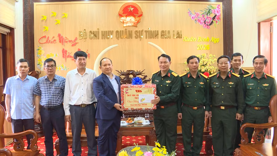 pho-bi-thu-thuong-truc-tinh-uy-chu-tich-hdnd-tinh-rah-lan-chung-tham-tang-qua-tet.jpg