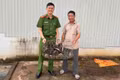 Thấy đại bàng núi bay vào nhà, người đàn ông mang đến Công an xã giao nộp