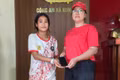 Nữ sinh Trường THCS Phan Chu Trinh trả lại điện thoại cho người đánh rơi.