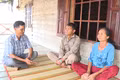 Ông Kpă Tuyên-Trưởng Ban công tác mặt trận buôn Ia Prông, xã Đất Bằng (bìa trái) tuyên truyền người dân trong xây dựng nông thôn mới. Ảnh: Lê Nam