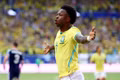 Vinicius lập cú đúp, Brazil đánh chiếm ngôi đầu bảng 