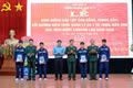 Lãnh đạo Trường Cao đẳng nghề số 21 tặng học bổng cho học sinh khó khăn. Ảnh: Trần Đức