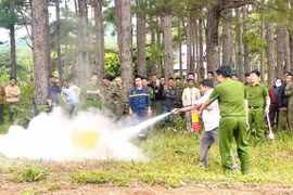 Huấn luyện nghiệp vụ phòng cháy, chữa cháy cho lực lượng dân phòng khu vực Mang Yang