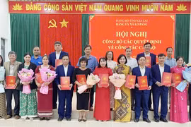 Lơ Pang công bố quyết định thành lập 7 chi bộ và trao huy hiệu Đảng cho 4 đảng viên