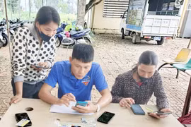 Tuổi trẻ Ia Hrung hỗ trợ người dân về thủ tục hành chính và ứng dụng công nghệ số.